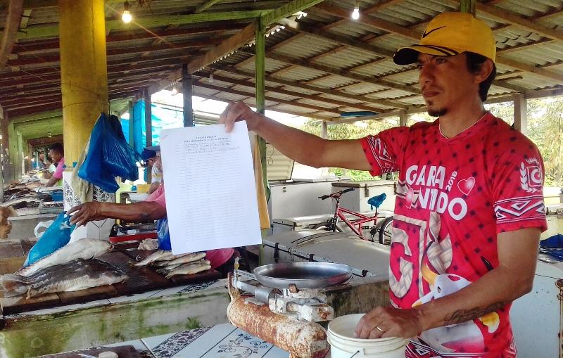Trabalhadores da Feira do Peixe fazem abaixo assinado ao governador Wilson Lima para permanência dos boxes