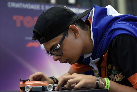 Estudantes brasileiros participam de festival de robótica no Rio