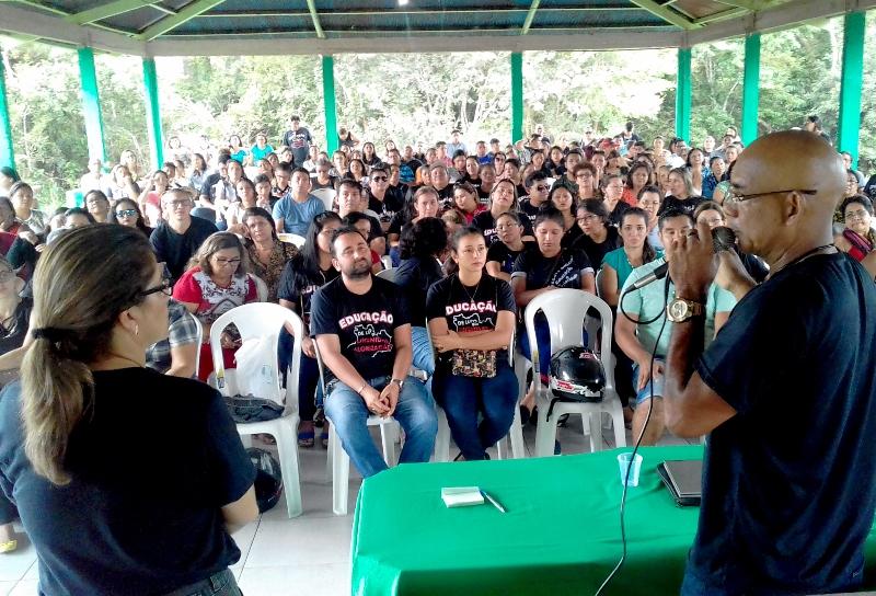 Professores defendem 15%, Luiz Castro propõe 3,93% e categoria vai decidir rumo em assembleia
