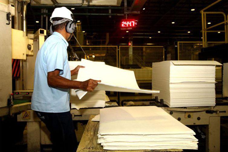 Produção industrial cresce 0,7%, revela pesquisa do IBGE Produção industrial cresce 0,7%, revela pesquisa do IBGE