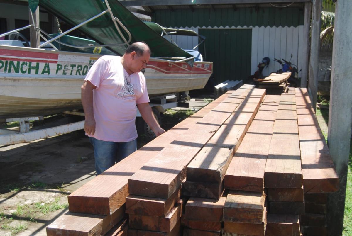 PM apreende carregamento de madeira na Orla do Bairro Paulo Corrêa