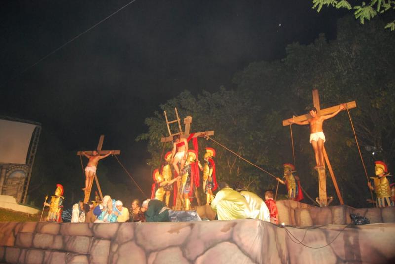 Paixão de Cristo encenada pela Igreja Batista agrada público