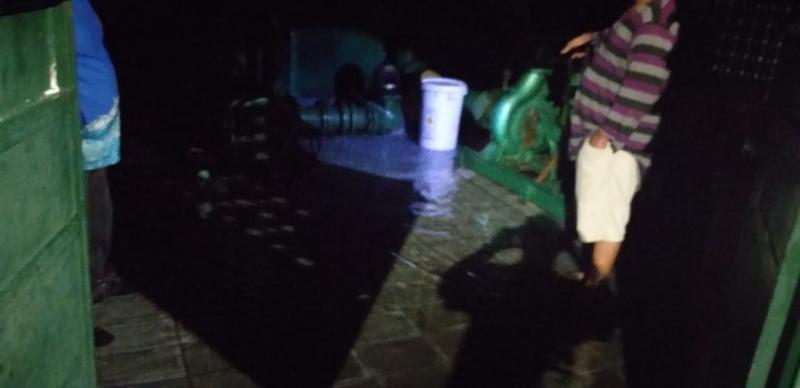 Equipe técnica do SAAE tenta consertar adutora que apresenta vazamento de grande proporção  