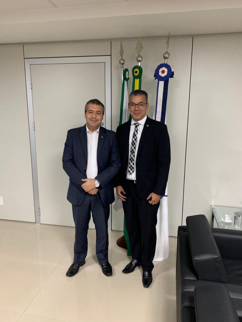 Josué Neto busca na Funasa soluções para lixões e falta de água potável no interior do AM