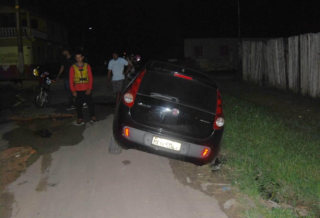 Ao tentar desviar de buraco, motorista atola carro em vala de dez metros de extensão 