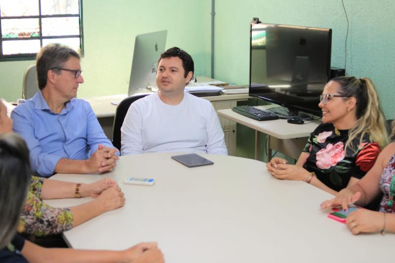 Nêga Alencar intermedia reunião para tratar sobre o Curso de Dança na UEA em Parintins