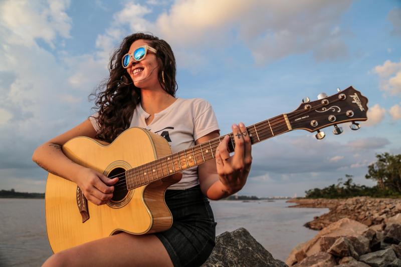 Cantora macuxi, Ana Lu, apresenta seu projeto de reggae autoral acústico, nesta quinta-feira (30), na Vila Vagalume