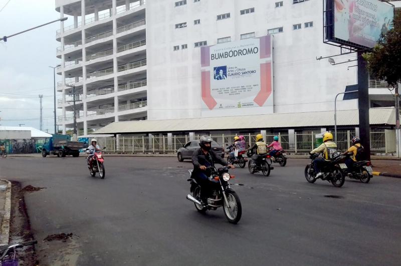 Sem sinalização na rotatória do bumbódromo trânsito fica desordenado naquele trecho