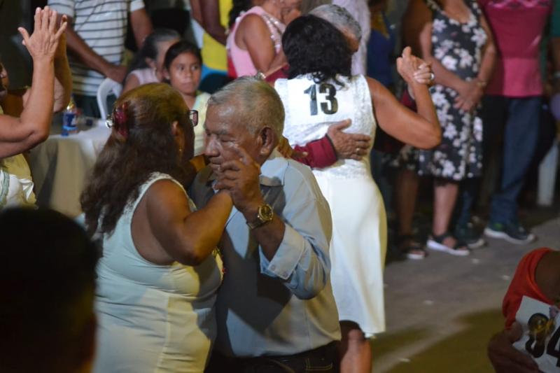 Centenas de pessoas prestigiam o 1º Bolerão dos Idosos, em Parintins