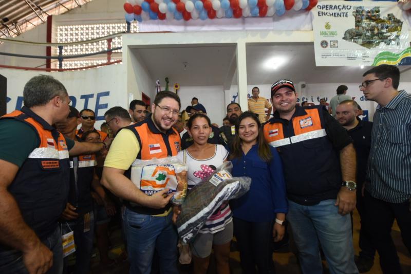 Governo do Amazonas, com comitiva de deputados, leva ajuda humanitária a Eirunepé