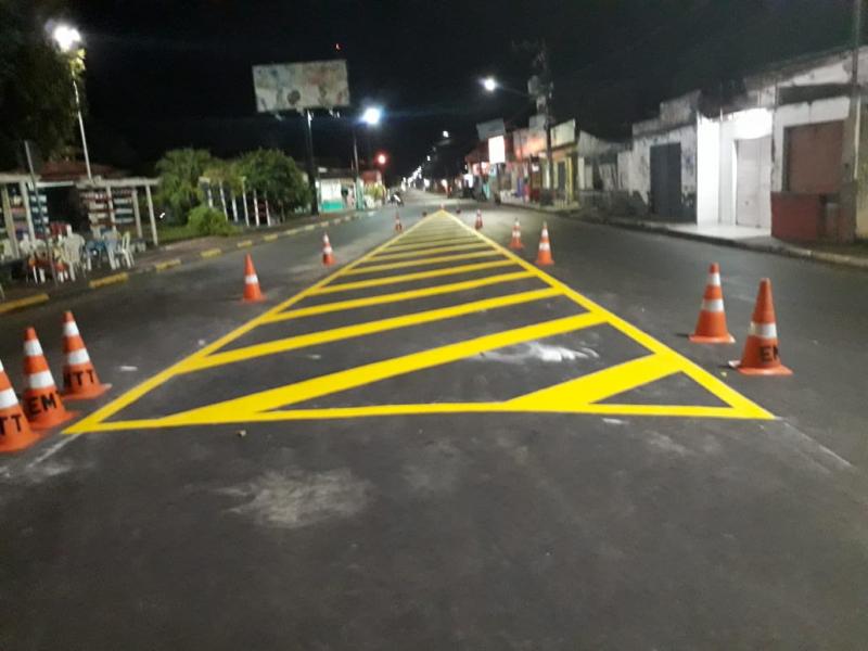 EMTT sinaliza rotatória e reorganiza o trânsito em frente ao bumbódromo