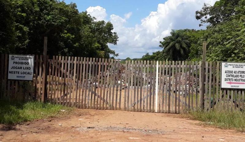 Quebra de máquina leva prefeitura depositar o lixo em rua próxima ao aterro controlado
