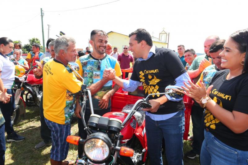 Governador Wilson Lima entrega implementos agrícolas para desenvolvimento da agricultura familiar em comunidade na área rural de Manaus Governador Wilson Lima entrega implementos agrícolas para desenvolvimento da agricultura familiar em comunidade na área rural de Manaus