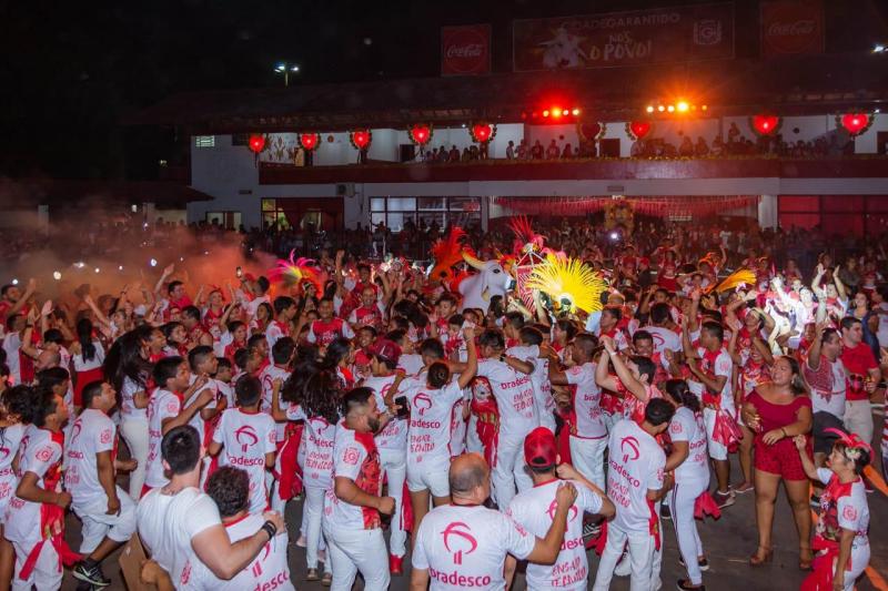 Galera do Garantido invade arena para participar de ensaio técnico