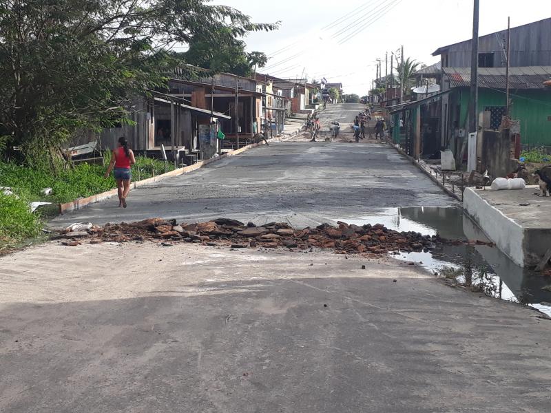Operários da Secretaria de Obras concluem concretagem nas Ruas Paulo Teixeira e Benjamim Rondon
