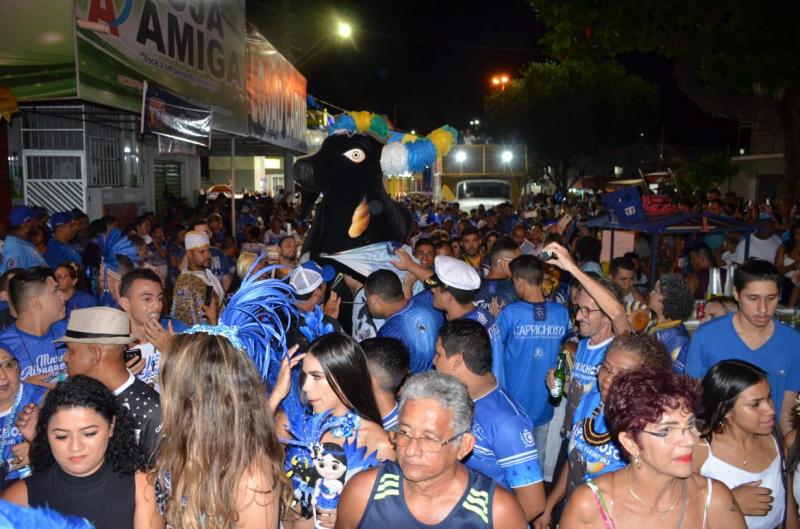 Multidão acompanha boi Caprichoso pelas ruas de Parintins para festejar São João 