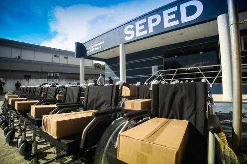 Governo do Estado, por meio da Seped, entrega cadeiras de rodas em Parintins