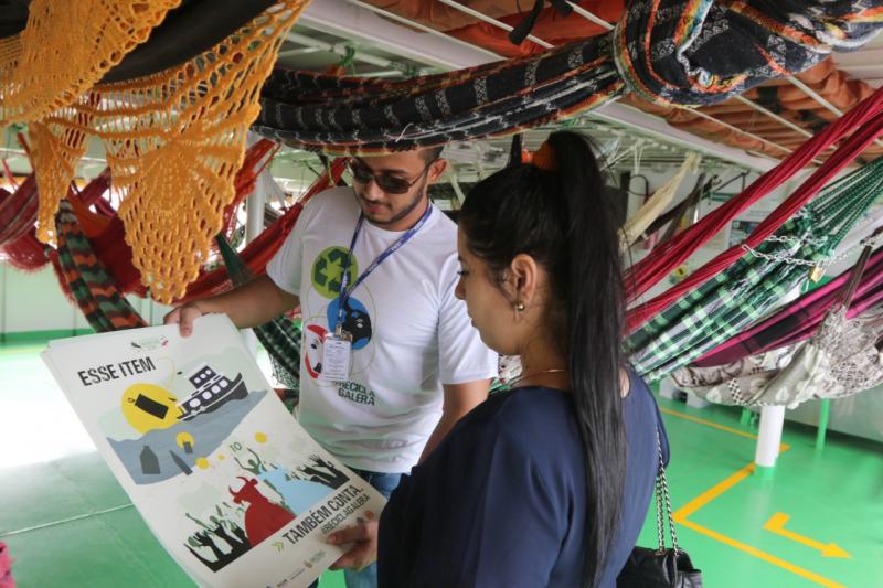 Sensibilização sobre o descarte correto dos resíduos sólidos é realizada no porto de Manaus