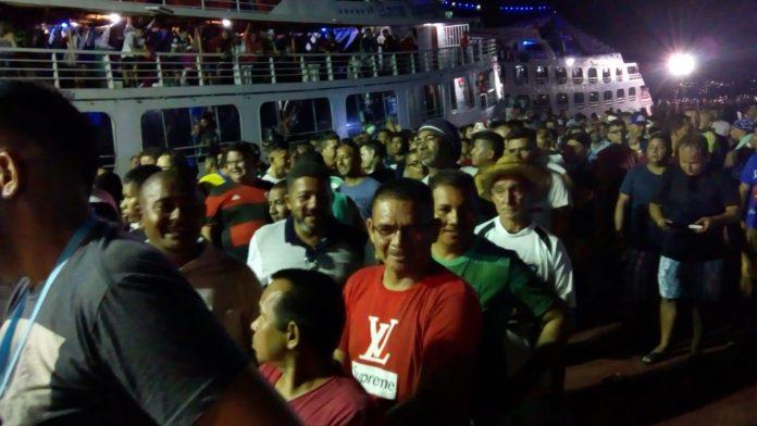  Marinha impede barco superlotado de deixar porto de Manaus em direção a Parintins