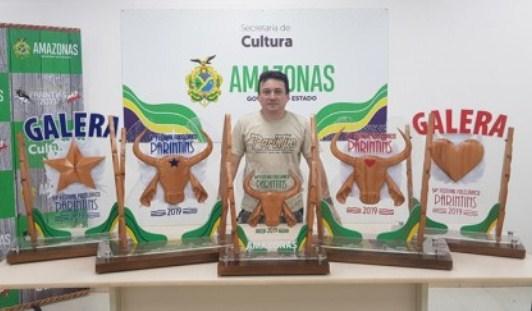 Com elementos regionais, troféus do bumbá vencedor foram criados por parintinense