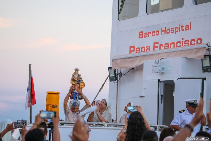 Navio Hospital Papa Francisco e imagem peregrina Sant´Ana são recebidos com festa em Óbidos-PA 