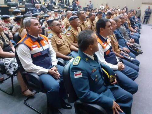Agentes da Defesa Civil do Amazonas são homenageados durante sessão na ALE-AM