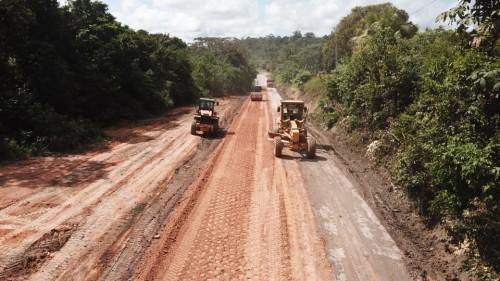  Governo do Amazonas prossegue com obras na rodovia AM-010 (Manaus-Itacoatiara)