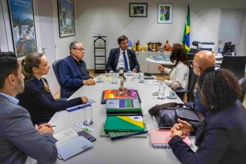 Amazonastur discute volta do voo entre Manaus-Europa e liberação do porto de Parintins para atracação de cruzeiros