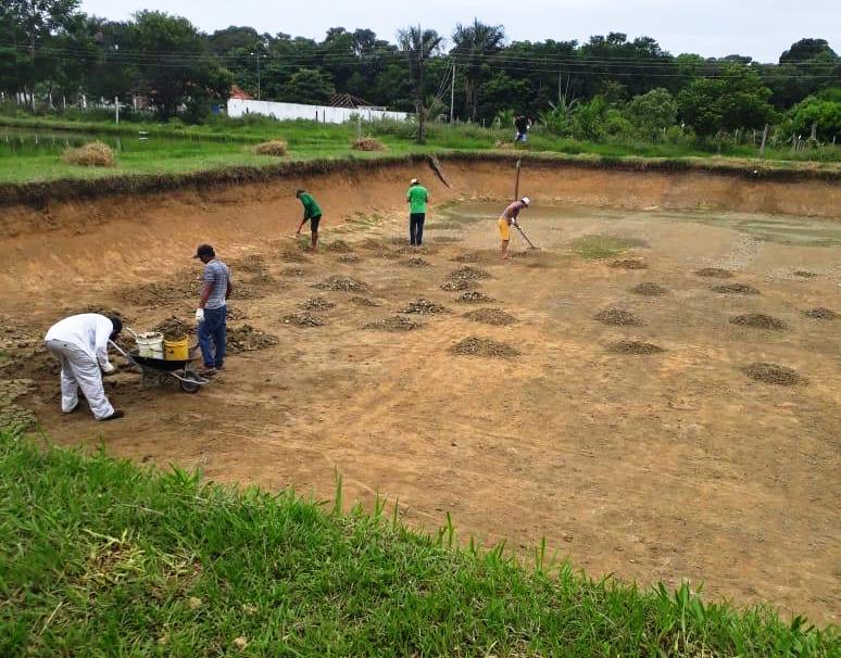 Tanque escavado é preparado para receber duzentas mil pós larvas de tambaqui