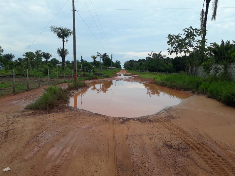 Lama e buracos indicam estado de abandono das estradas de Vila Amazônia