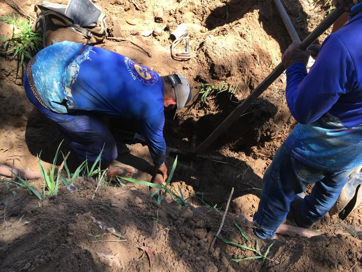 Técnicos do Saae concluem serviço de reparo em tubulação na Leopoldo Neves 