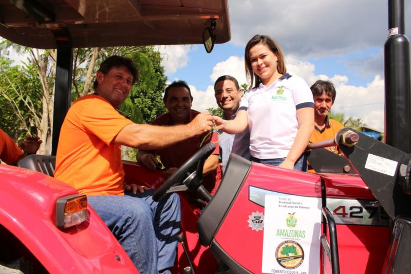 Governo entrega implementos agrícolas para associações de Itacoatiara e Rio Preto da Eva