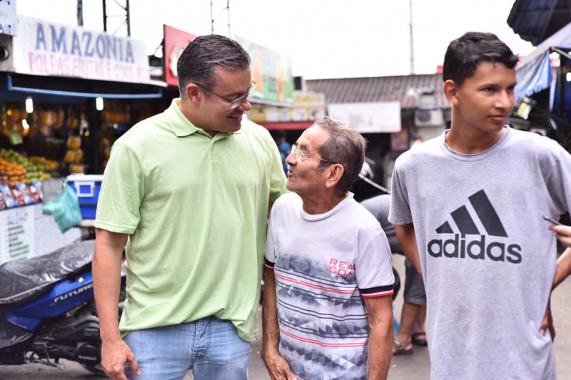 Josué Neto conversa com feirantes na zona Leste de Manaus