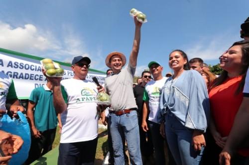 Wilson Lima entrega implementos para desenvolver agricultura em Novo Airão