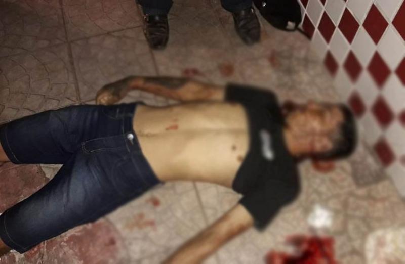 Polícia Militar encontra corpo de homem alvejado com disparos de arma de fogo no Centro de Parintins   