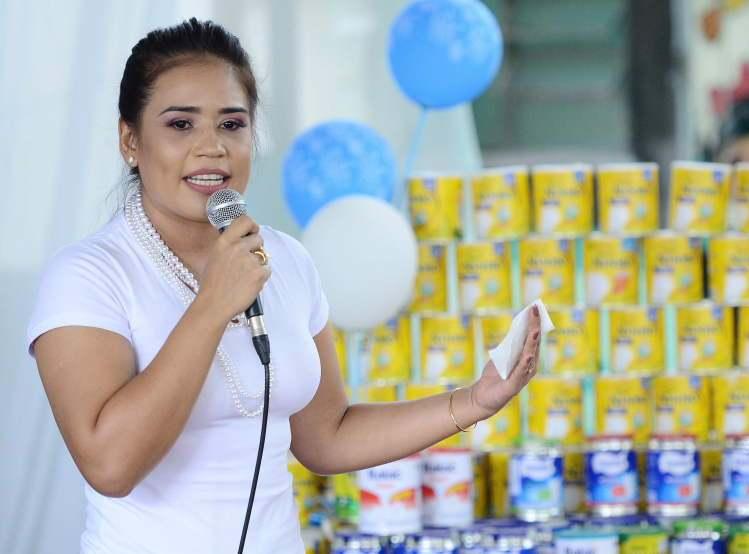 Governo do Amazonas entrega latas de leite arrecadadas para crianças em abrigo