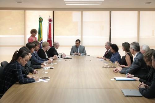 Wilson Lima discute Fundo Amazônia e bioeconomia com delegação alemã que visita o Amazonas
