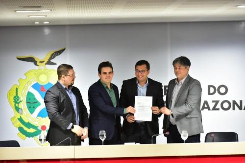 Em Manacapuru, Wilson Lima entrega equipamentos para rede estadual de saúde e anuncia novo hospital