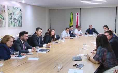 Governo do Amazonas e 14 deputados se reúnem para discutir proposta de reforma administrativa