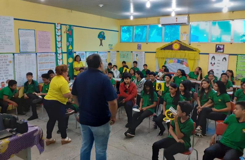 Professores e alunos da Escola Municipal Claudemir Carvalho participam de ação social de saúde