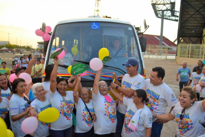 Prefeitura entrega novo microônibus para o Programa do Idoso