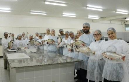 Sistema Sepror promove oficina gratuita de retirada de espinha de peixes amazônicos durante a 41ª Expoagro