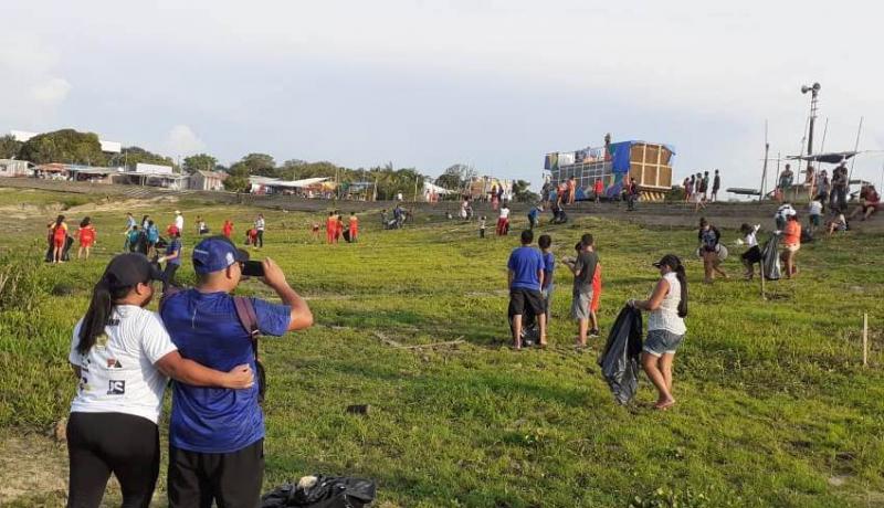 Ação de limpeza da orla do bairro União contou com a presença de alunos da escola Senador João Bosco