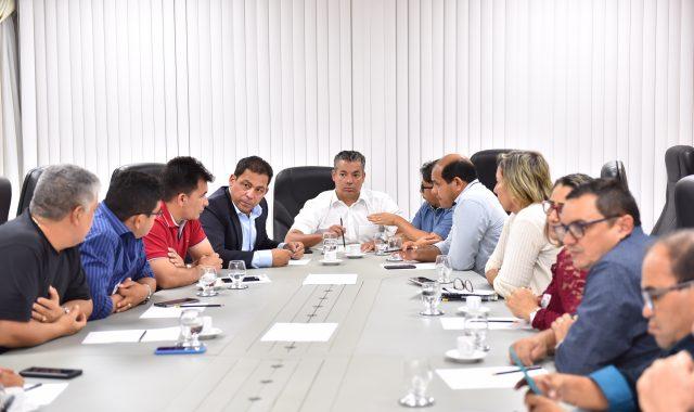 Josué Neto recebe prefeitos para tratar necessidades dos municípios