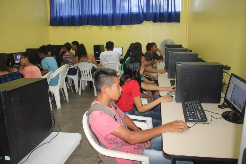 Prefeitura oferece curso de informática básica para alunos de seis escolas de Parintins