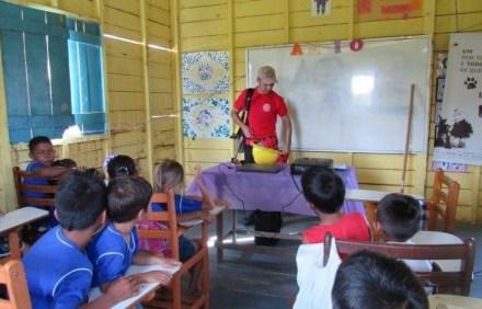 Ação instala filtros e leva água tratada para mais de mil ribeirinhos na zona rural de Nhamundá