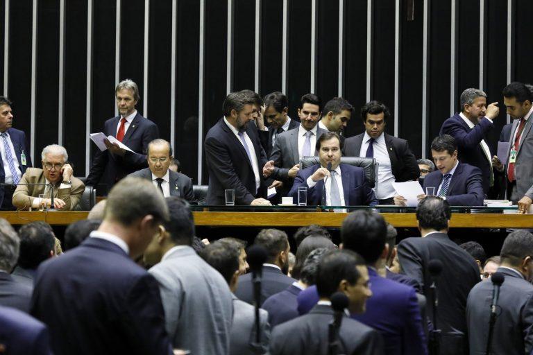 Câmara aprova regras de rateio entre estados e municípios de verba do pré-sal Câmara aprova regras de rateio entre estados e municípios de verba do pré-sal