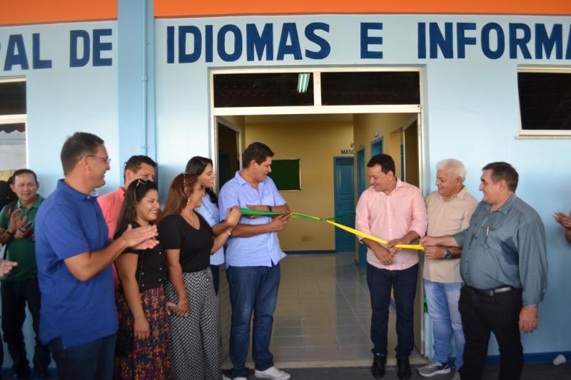 Prefeitura de Parintins reinaugura Escola Municipal de Idiomas e Informática Aldair Kimura Seixas