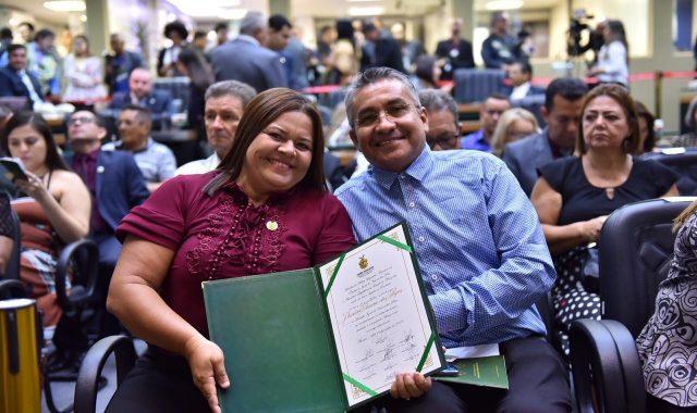 Josué Neto homenageia professora de Anamã com Medalha do Mérito Educacional