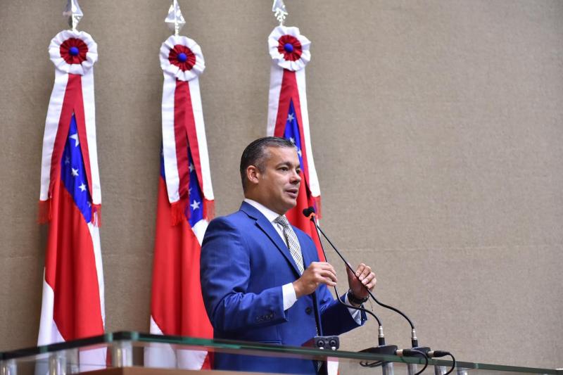 Josué Neto recebe terceirizados da Saúde e media soluções para salários atrasados